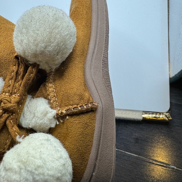 Wonder Nation Toddler Size 10 Girls Brown and Cream Cozy Boots with Pom Poms - Picture 6 of 7